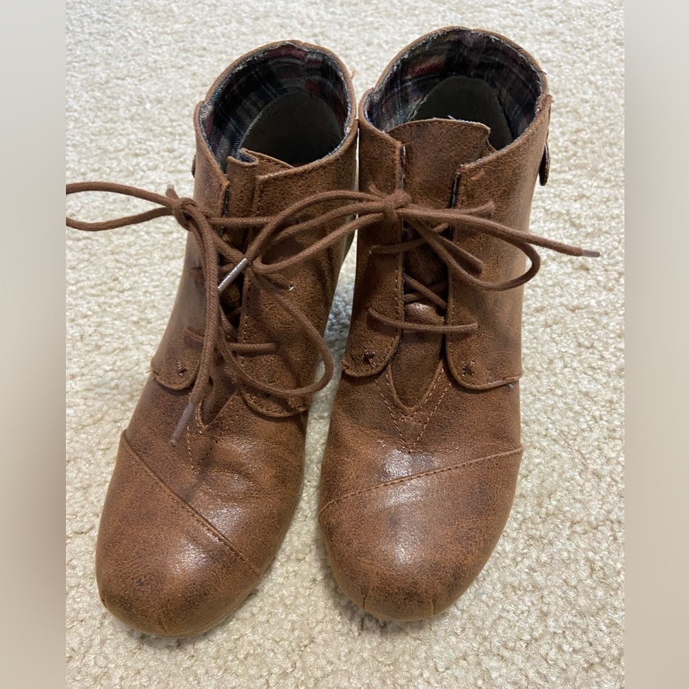 Maurice’s wedge booties size 7